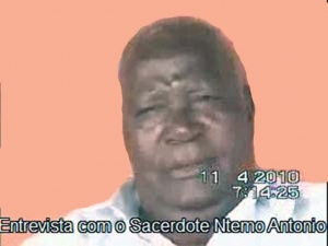 Entrevista em Kikongo com o Sacerdote N&#039;temo Antònio em Ntaya,linhagem de Simão Toco